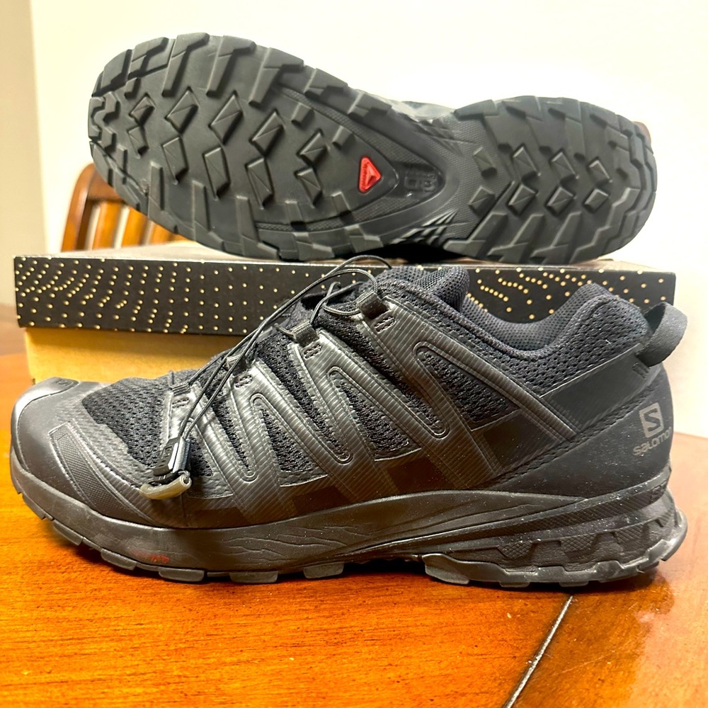 Salomon black tennis shoes